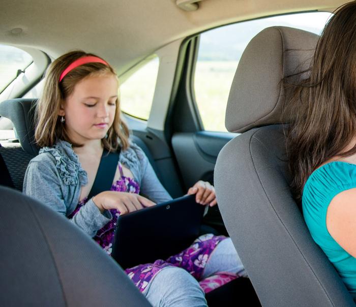 Tablet y niños en coche