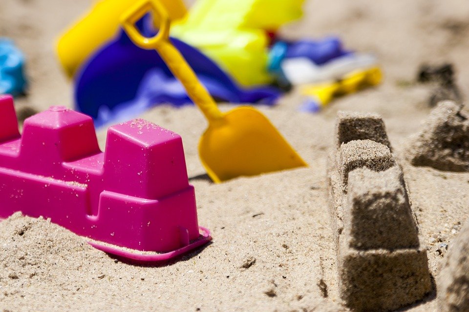 Vacaciones con niños en la playa: ¡Saca el cubito y la pala!