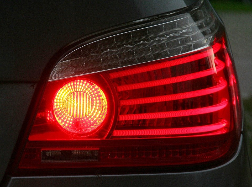 Luces de los coches: ¡Mira la carretera!