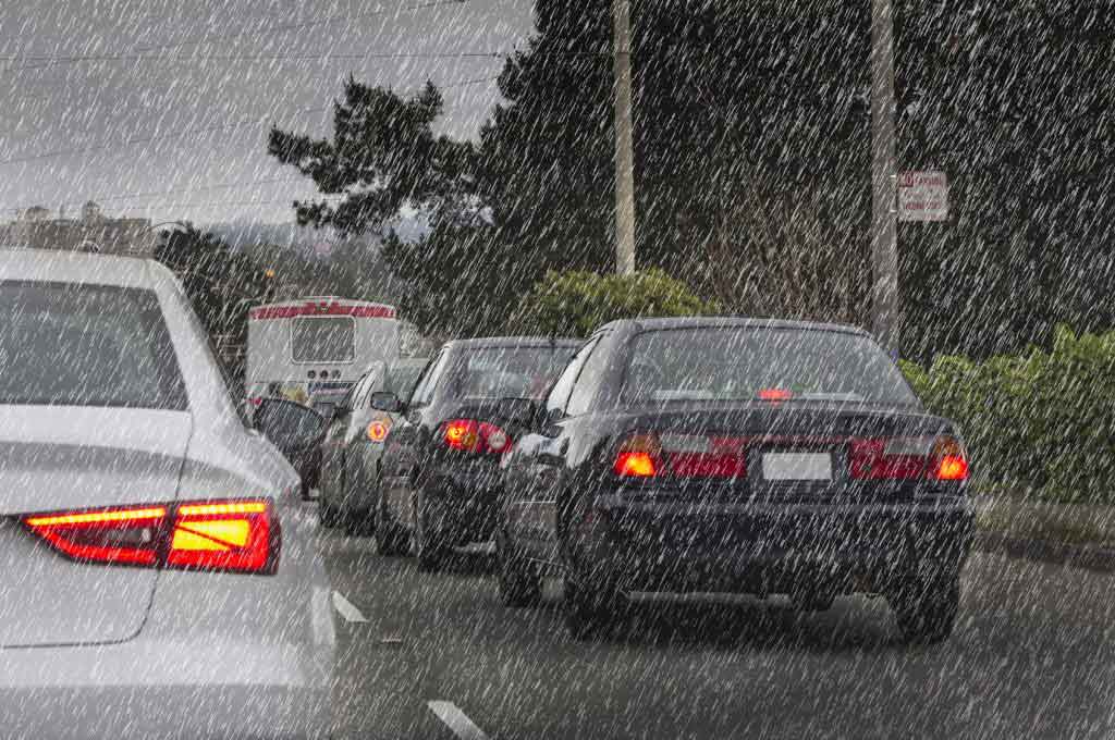 Conducir con lluvia: ¡Ojo con el asfalto mojado!