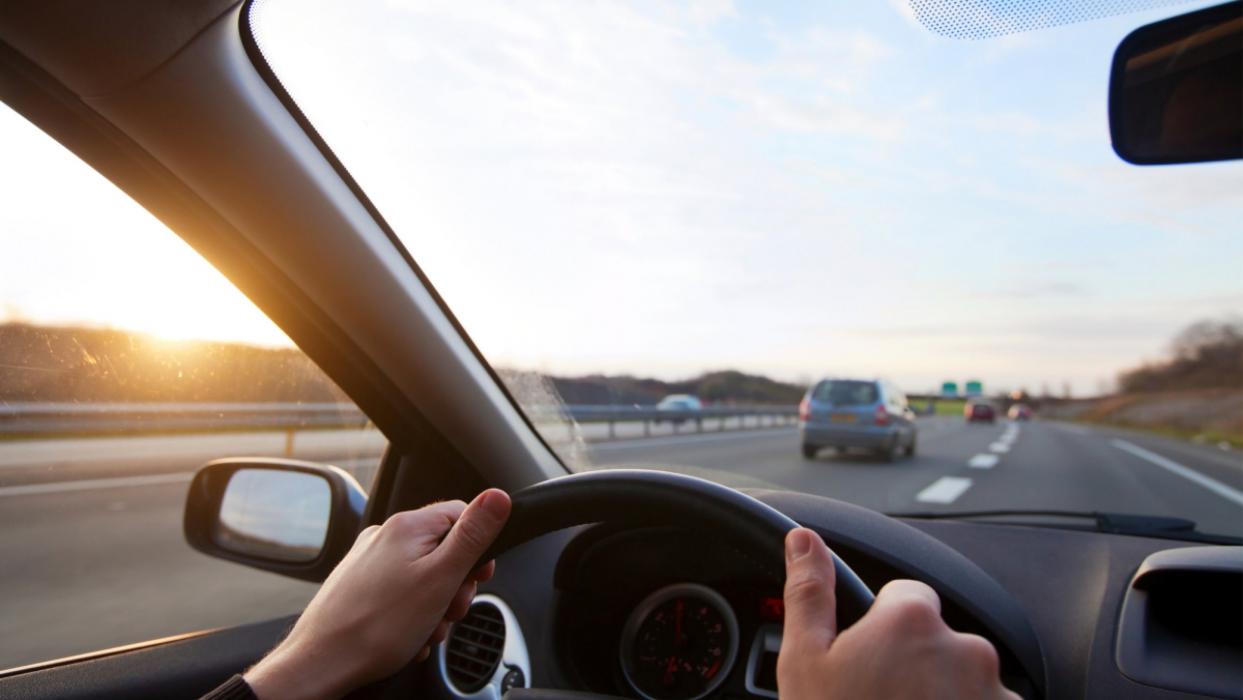 Autopistas y autovías: ¿Cómo conducir por ellas correctamente?