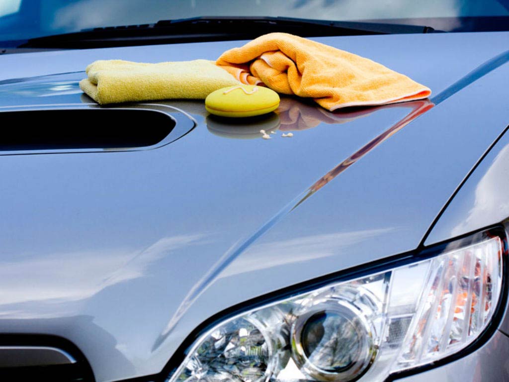 Encerar el coche: ¡La carrocería quedará brillante!
