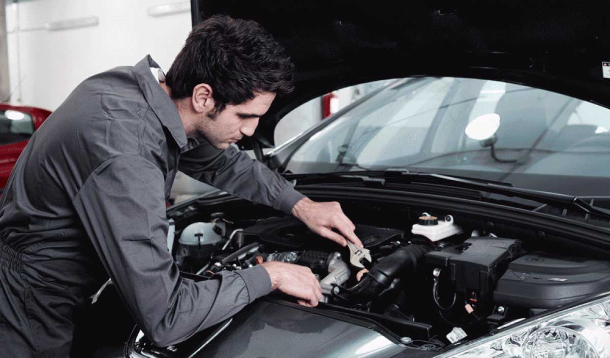 Reparar tu coche en la calle: Multa asegurada