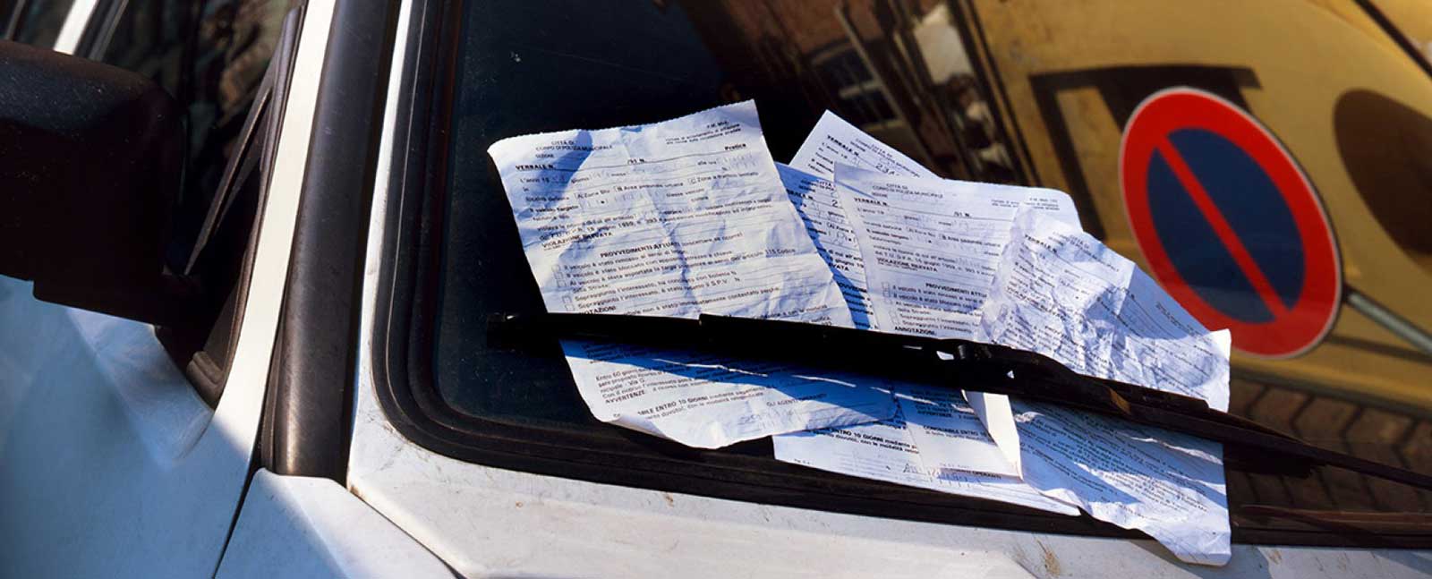¿Te llevas una multa por estar mal aparcado si estás dentro del coche?