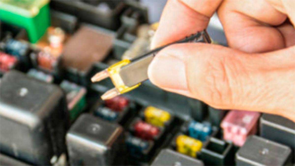 Fallos en la caja de fusibles del coche: ¡Atento a las señales!