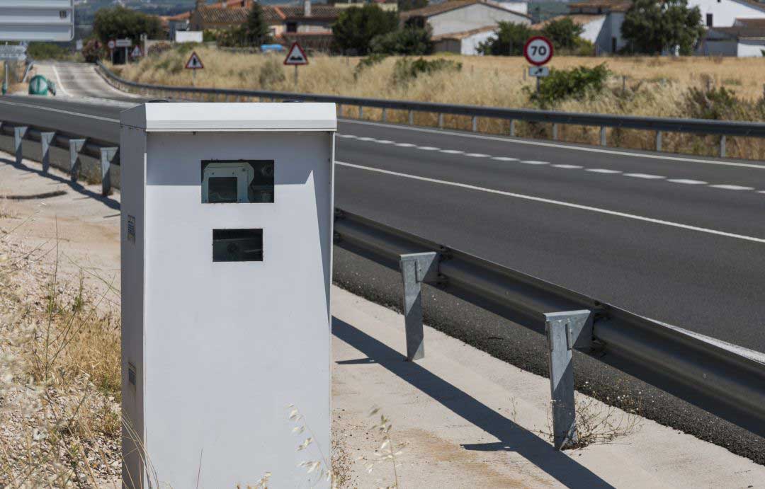 Avisar de un radar fijo: ¿Es una práctica legal?