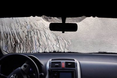 ¿Sabes cómo quitar el hielo del parabrisas del coche?