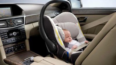 ¿Los niños pueden viajar en el asiento delantero del coche?