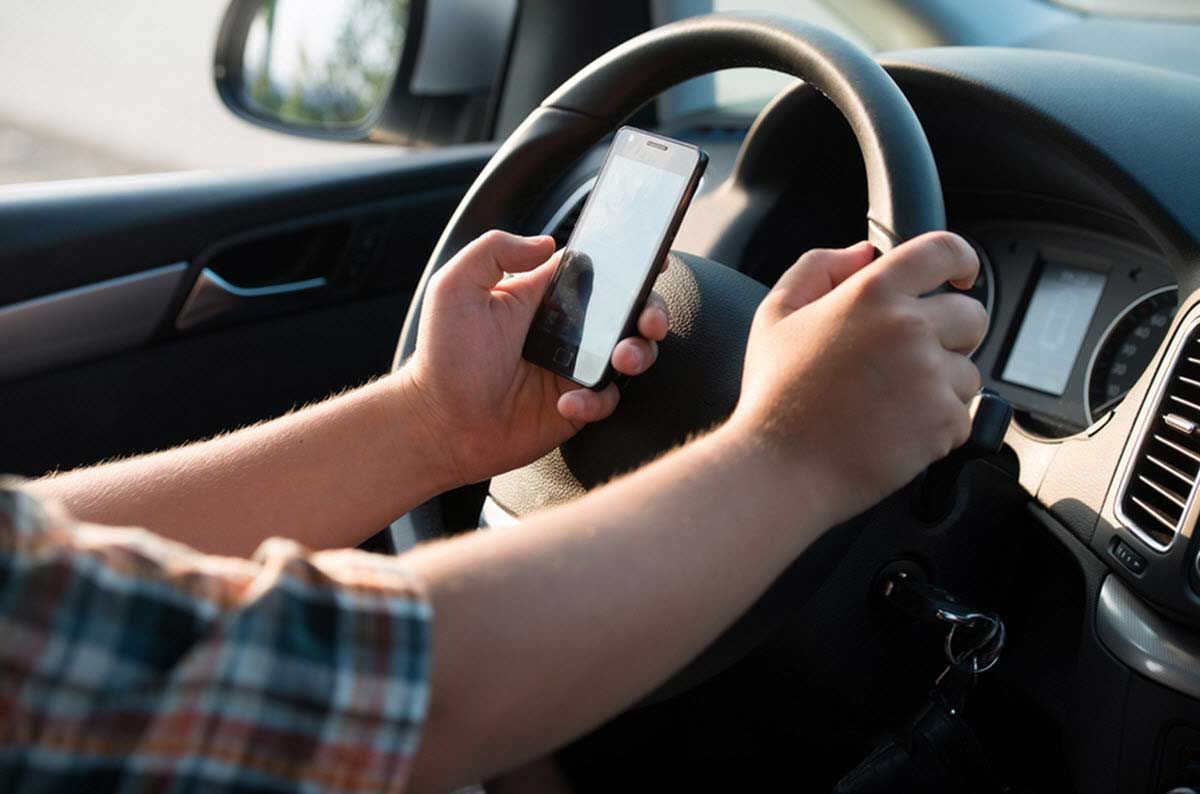 ¿Whatsapp al volante? Accidente seguro