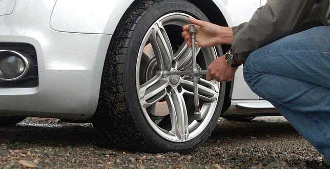 Cómo cambiar una rueda del coche: instrucciones y claves