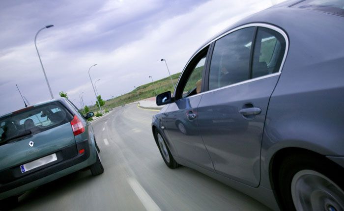 Distancia de seguridad lateral: ¡Vigila los costados del coche!