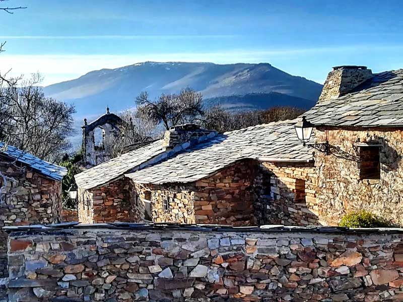 Ruta en coche por los pueblos negros de Guadalajara