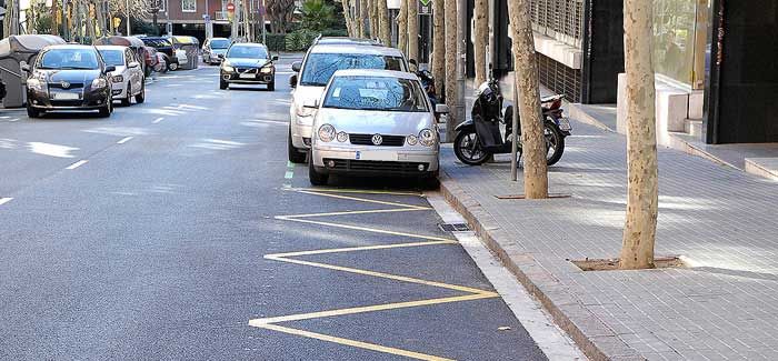 ¿Cuándo puedes aparcar en zona de carga y descarga?