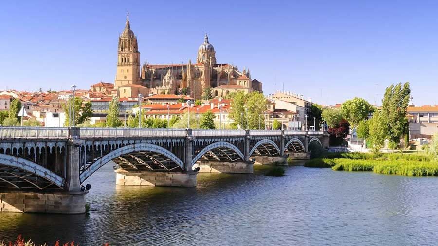 Planifica un viaje barato por Salamanca en coche