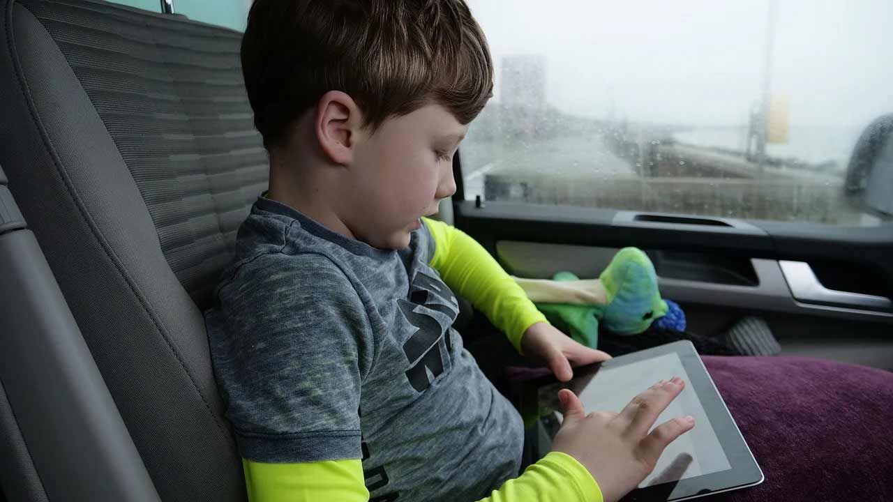 El problema de que los niños usen la tablet en el coche