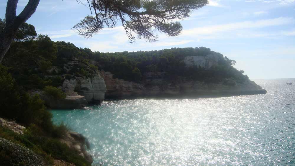 Cala Mitjana: Relájate en una playa virgen de Menorca
