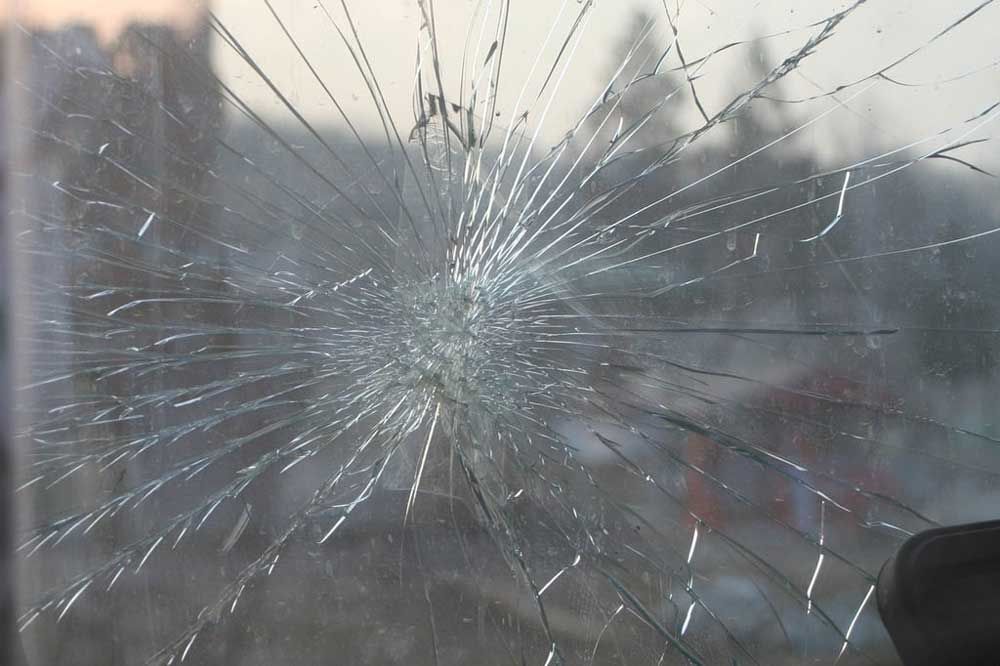 Cómo romper el cristal del coche en una emergencia