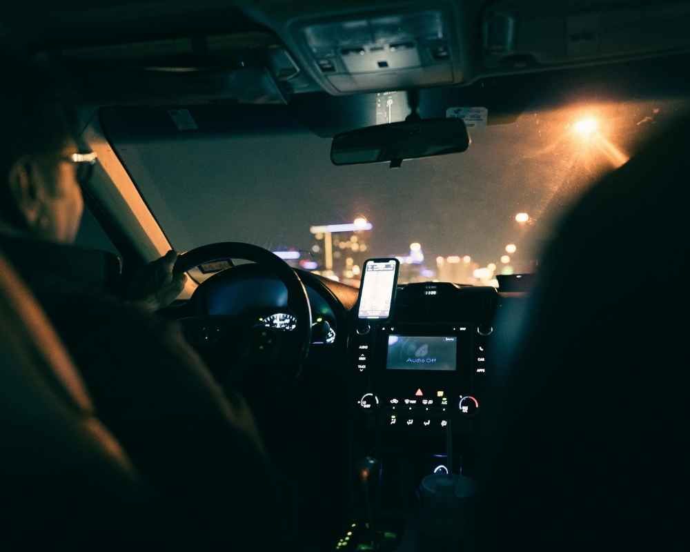 Mitos sobre conducir de madrugada para evitar el calor