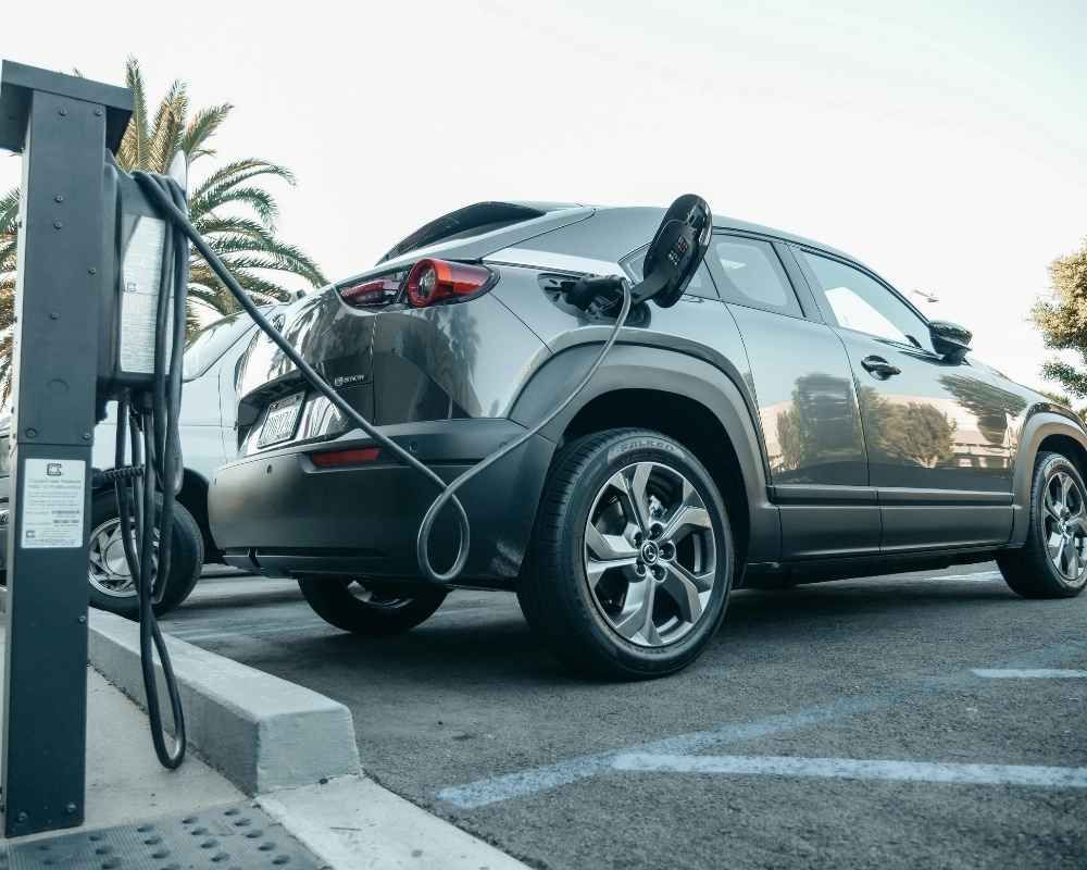 El reto de conducir un coche eléctrico durante la operación salida