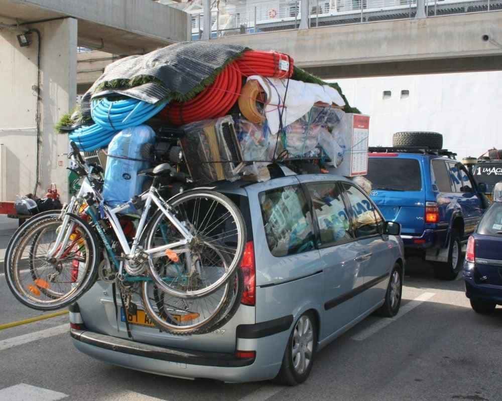 Peligros de llevar demasiado peso en el coche: Lleva lo imprescindible