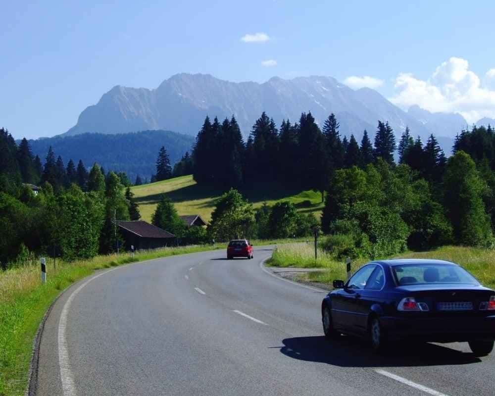 Consejos para conducir por carreteras de montaña en verano