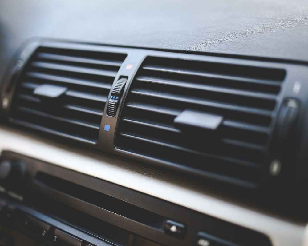 ¿Qué es el botón de recirculación del aire acondicionado y cómo funciona?