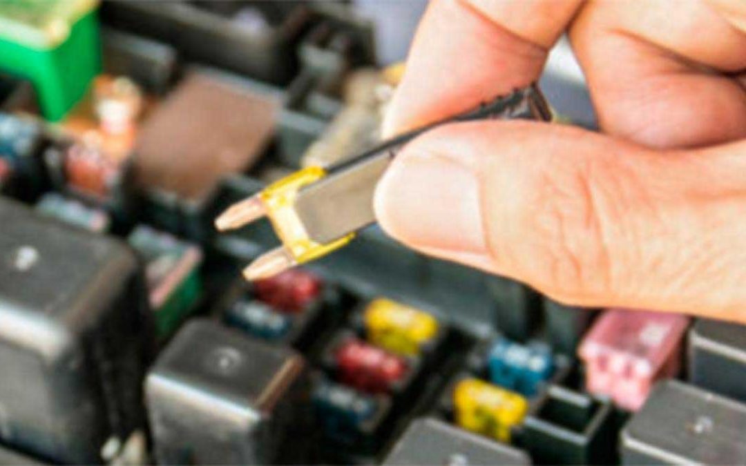 Fallos en la caja de fusibles del coche: ¡Atento a las señales!